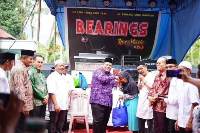 serahkan zakat— Bupati Suhatri Bur  menghadiri perantau pulang kampung serahkan zakat.