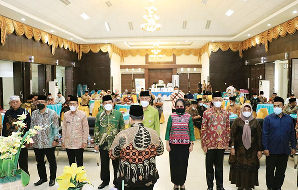 PPIH Embarkasi Haji Padang Dilantik, H. Helmi: Rapatkan Barisan, Layani Jemaah Haji dengan Baik 1 DILANTIK— Petugas Penyelenggara Ibadah Haji (PPIH) Embarkasi Haji Padang dilantik Dirjen PHU diwakili Direktur Pengelolaan Dana Haji dan Sistem Informasi Haji Terpadu (Sihdu) Jaja Jaelani, Kamis (19/5), di Aula Asrama Haji Tabing Padang.