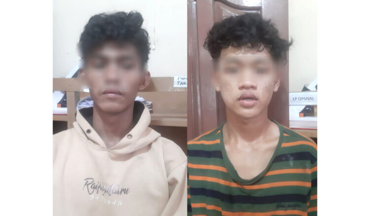 REMAJA SADIS—Dua remaja berinisial RH dan SA diamankan di Polsek Nanggalo atas kasus pencurian dengan kekerasan. Sedangkan 12 rekannya masih buron.