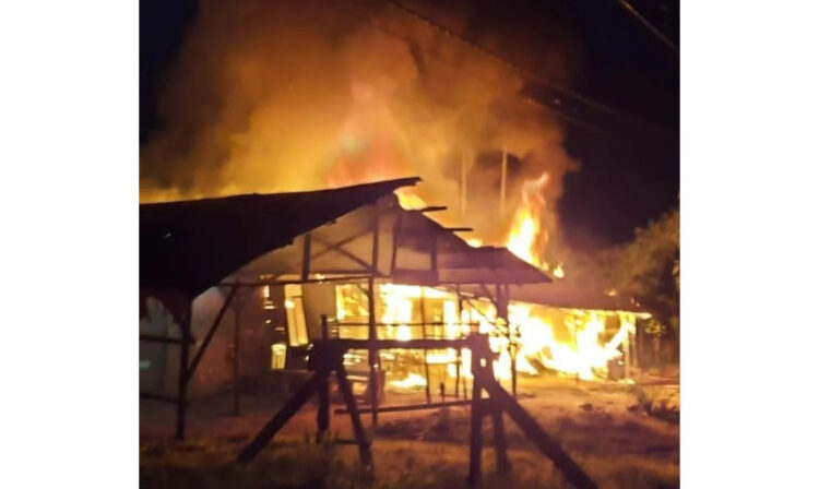 RUMAH TERBAKAR—Dua rumah di Lolo Kasiak, Kelurahan Gunung Sarik, Kecamatan Kuranji, dilanda kebakaran.