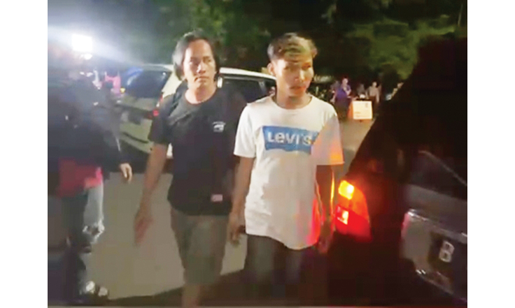 PROVOKATOR AKSI TAWURAN— Tim Klewang Polresta Padang menjemput seorang pemuda berinisial AR (18) warga Tunggul Hitam, Kecamatan Koto Tangah, setelah aksinya memposting kalimat kotor serta memprovakator teman-temannya untuk melakukan tawuran, Minggu (29/5) dinihari di medsos.