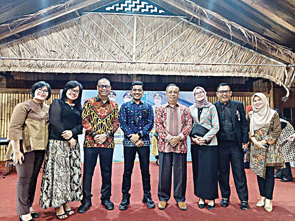 FOTO BERSAMA—Mantanm bupati, mantan Wabup dan PJ Bupati Mentawai,  Martinus D.S.Sos foto bersama.