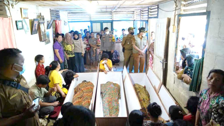 PELEPASAN JENAZAH— Wako Hendri Septa melepas jenazah tiga orang warga asal Sungai Pisang, Bungus Teluk Kabung (Bungtekab), yang mengalami kecelakaan lalu lintas di kawasan Sungai Barameh, Kelurahan Gates Nan XX, Kecamatan Lubuk Begalung, Minggu (29/5) sekitar pukul 03.30 WIB.