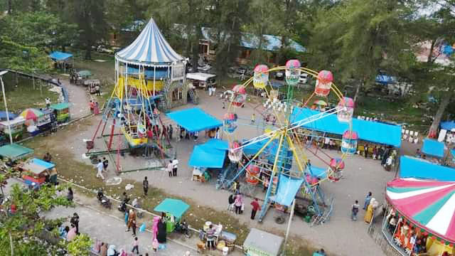 PERMAINAN— Pantai Gandoriah dimeriahkan dengan berbagai jenis permainan.