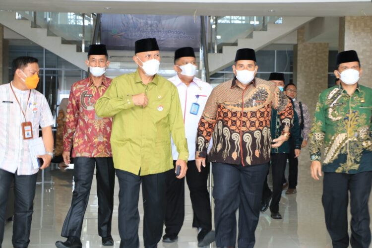 Direktur Pengelolaan Dana Haji dan Sistem Informasi Haji Terpadu (Sihdu) Direktorat Jenderal Penyelenggaraan Haji dan Umrah (PHU) Kemenag RI, Jaja Jaelani bersama Gubernur Sumbar Mahyeldi Ansharullah dan Kepala Kanwil Kemenag Sumbar H. Helmi saat pelantikan Petugas Penyelenggara Ibadah Haji (PPIH) Embarkasi Haji Padang di Asrama Haji Tabing.