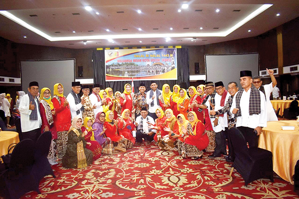 KBKS Kota Padang Gelar Halal Bi Halal, Bukan hanya Berkumpul, Tapi Saling Mendukung 1 Foto bersama Halal Bi Halal Keluarga Besar Kota Solok (KBKS) Padang