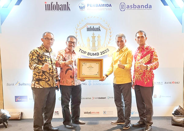 TERIMA PENGHARGAAN— Dirut Bank Nagari Muhamad Irsyad didampingi Pemimpin Divisi Sekper Bank Nagari Idrianis, Pemimpin Divisi Perencanaan Strategis Yunasrul, dan Pimpinan Cabang Bank Nagari Solok Albert Junaidi usai menerima pengahargaan kategori TOP BUMD 2022 dari Majalah Infobank.