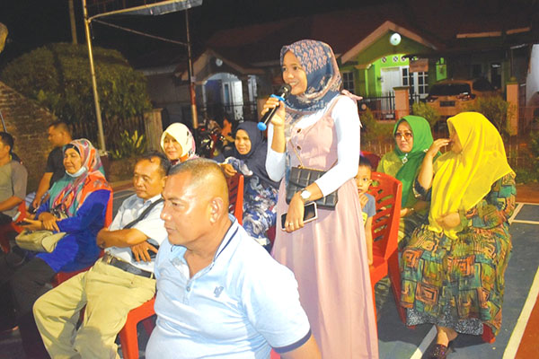 Warga Salak Raya  Belimbing Popy menyampaikan aspirasinya kepada Anggota DPRD Kota Padang Muzni Zen SH.