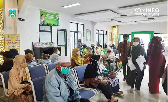 MENUNGGU— Sejumlah Jamaah Calon Haji (JCH) Kota Padangpanjang menunggu Medical Check Up (MCU) di Rumah Sakit Umum Daerah (RSUD).