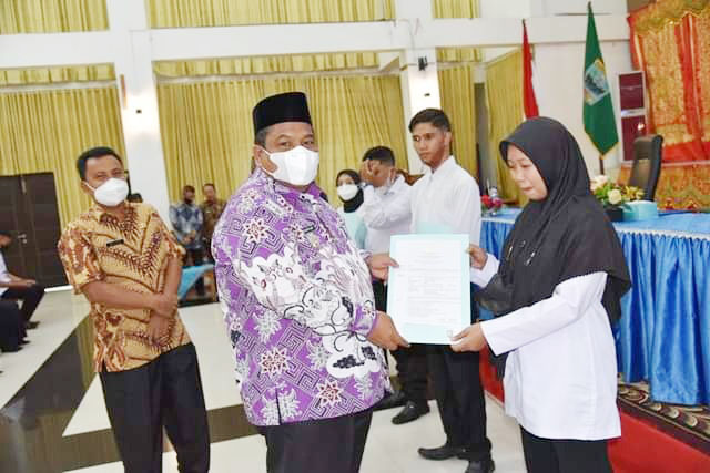 SERAHKAN SK —Bupati Padangpariaman Suhatri Bur saat penyerahan SK CPNS.