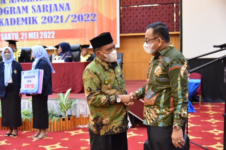 HADIRI—Wakil Bupati Padangpariaman Rahmang menghadiri  wisuda sarjana ke 47 Sekolah Tinggi Keguruan Ilmu Pendidikan (STKIP).