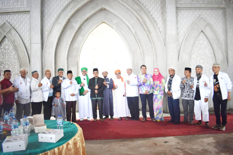 Majelis Al Hijrah Padang Area Islamic Centre Gelar Halal Bi Halal, Dari Masjid Kita Bangkit 1 Ustad H. Brigjend Pol. DR. Zulkifli AR, SIK. MH bersama ustad kondang dan undangan saat Halal Bi Halal di Masjid Al Hijrah.