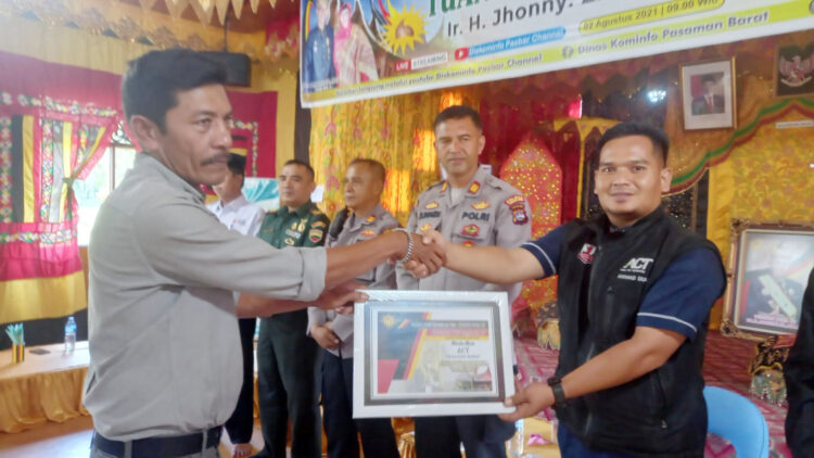 ACT Terima Penghargaan dari Raja Kabuntaran Talu Tuanku Bosa XV 1 DISERAHKAN--Piagam penghargaan oleh Tuanku Bosa XV untuk ACT diserahkan lansung kepada Kepala Cabang ACT Pasaman Barat Ahmad Diar.