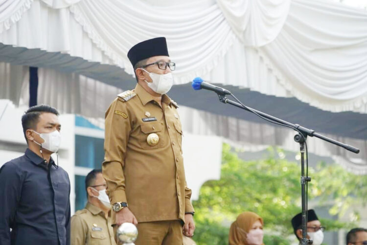 APEL PAGI— Bupati Tanahdatar Ekaj Putra saat ambil apel perdana ASN, Senin (9/5).