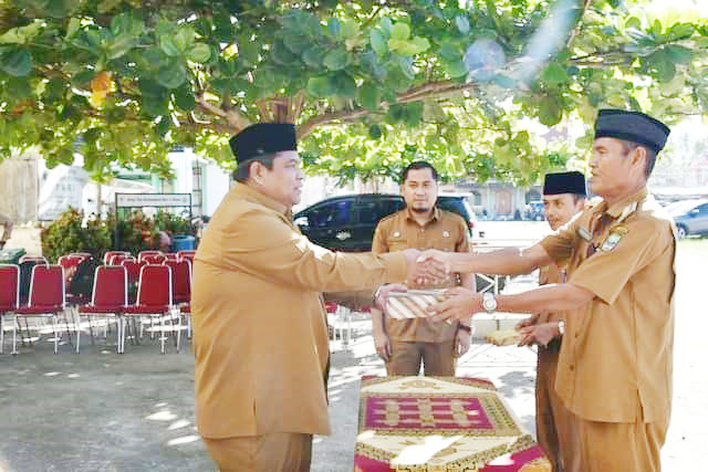Bupati Padangpariaman Suhatri Bur meminta kepada pejabat yang mengantikan posisi camat sekarang agar dapat melanjutkan kinerja pejabat sebelumnya untuk lebih bai dalam mengelola pemerintahan kecamatan.
