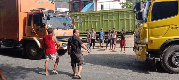 URAI KEMACETAN— Pos PAM Muarokalaban bergerak cepat mengurai kemacetan kendaraan  yang dipicu truk roda sepuluh mati mendadak di tengah jalan.