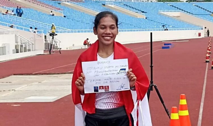 Rahasia Tulisan Secarik Kertas di SEA Games 2021, Motivasi Odekta Naibaho Raih Medali Emas 1 raih emas-Aksi pelari Indonesia, Odekta Naibaho Elvina, setelah memastikan meraih medali emas pada nomor maraton SEA Games 2021 di Hanoi, Vietnam.