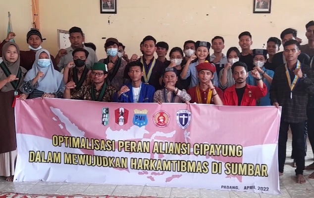 TEKAD—Aliansi Cipayung yang didalamnya tergabung beberapa Organisasi Kemasyarakatan Pemuda (OKP) Padang, menyatakan sikap dan tekad serta  komitmen bersama menjaga Harkamtibmas di Sumbar.