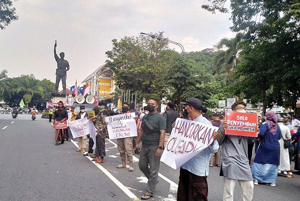 UNJUK RASA— Aliansi Pemuda Indonesia berunjuk rasa di Bundaran Gladak, Solo, Jumat 20 5 siang. Mereka menuntut Jokowi turun dari jabatan sebagai presiden.