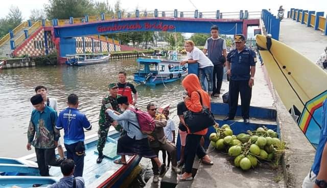 KAWAL—Terlihat beberapa orang petugas Dinas Satpol PP dan Damkar Kota Pariaman saat melakukan pengawalan para wisatawan ke pulau.