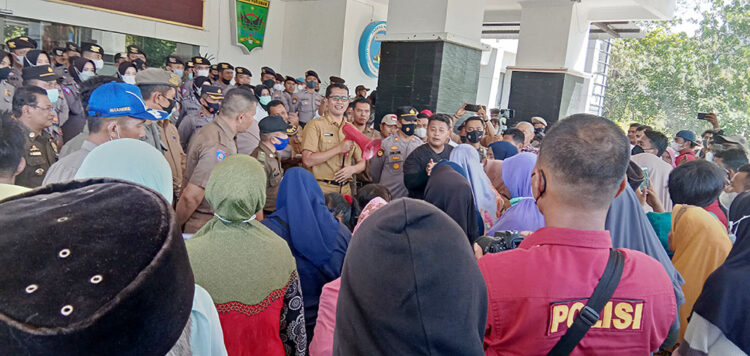 TEMUI PENDEMO— Sekda Padangpariaman Rudy Refenal saat menemui masyarakat yang mendatangi kantor bupati untuk menutut status tanah mereka.