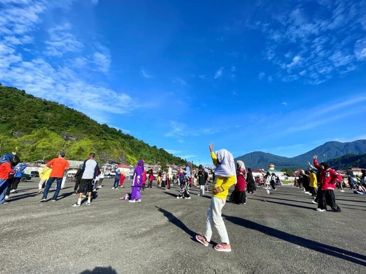 TINGGGI—Animo warga kota Padnagpanjang  sangat tinggi untuk datang berolahraga ke Lapangan Bancahlaweh setelah dua tahun lebih absen dilanda pandemi Covid-19, Minggu (29/5).