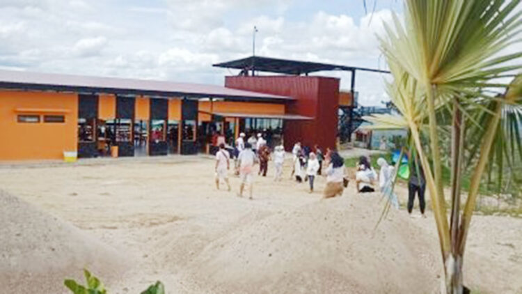 Lebaran, Sirukam Dairy Farm Dibuka untuk Umum 1 KUNJUNGAN WISATAWA— Pada libur lebaran cukup banyak antusiasme pengunjung berlibur ke Sirukam Dairy Farm.