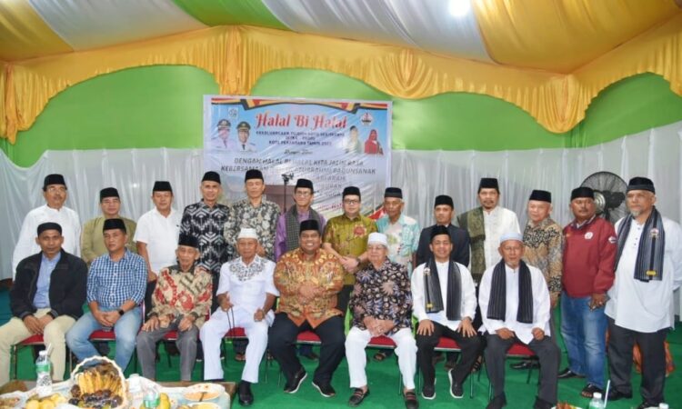 Bupati Padangpariaman Suhatri Bur menghadiri acara halal bihalal kekeluargaan tujuah koto sekitarnya (KTKS) Persatuan Keluarga Daerah Piaman (PKDP) Kota Pekanbaru.