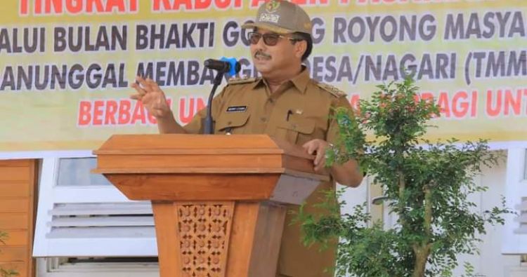 SAMBUTAN—Bupati Pasaman Benny Utama saat memberikan sambutan saat pembukaan BBGRM.