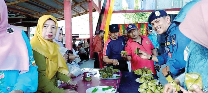 SAJIAN LEMPER— Sebanyak 1.600 lapek (lemper) dengan 40 aneka rasa disajikan masyarakat Nagari Pasia Laweh, dalam menyambut tamu dan peserta MTQ XL Agam.