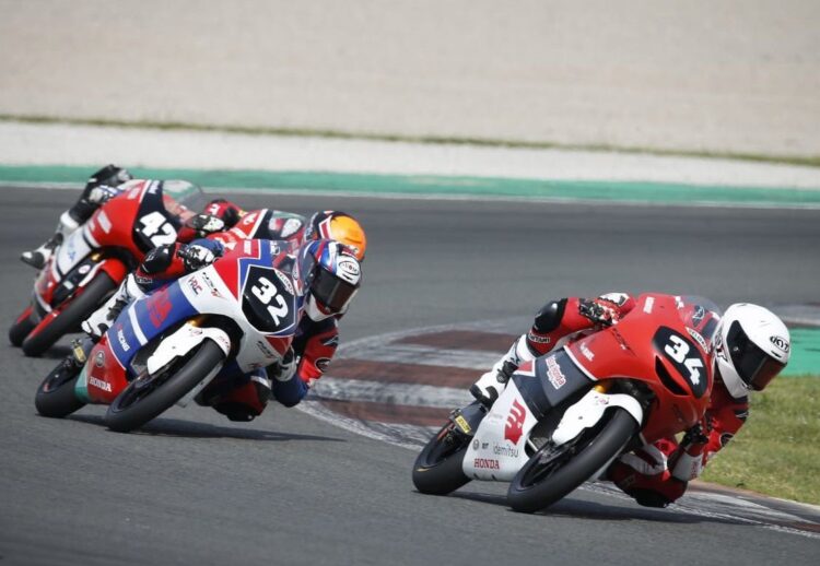 BALAPAN-Pebalap Astra Honda, Fadillah Arbi saat balapan di putaran 2 kejuaraan dunia junior Moto3.