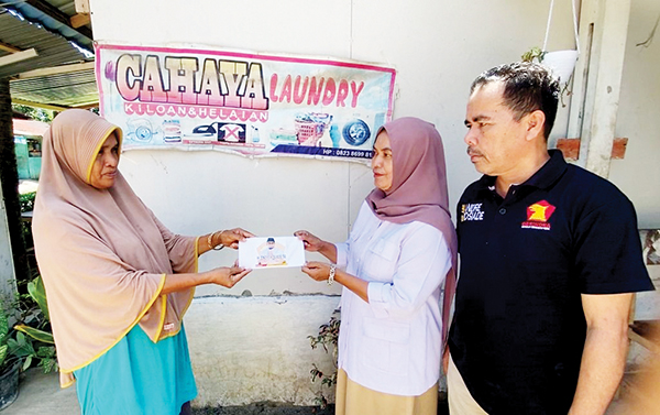 Andre Rosiade Perkuat Modal UMKM Laundry di Pilakuik Kuranji 1 BANTUAN MODAL— Pengurus Gerindra Sumbar menyerahkan bantuan modal usaha untuk pemilik laundry di Pilakuik, Kuranji, Kota Padang.