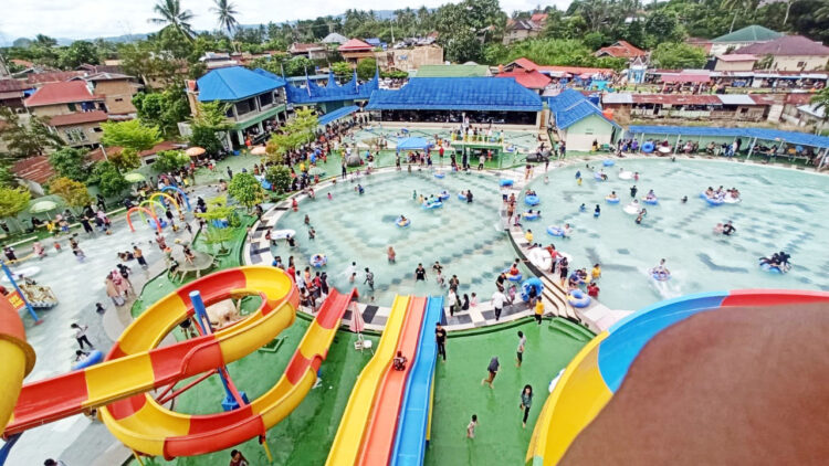 DISERBU—Batang Tabik Waterpark diserbu pengunjung lokal maupun wisatawan luar hingga perantau yang pulang kampung.