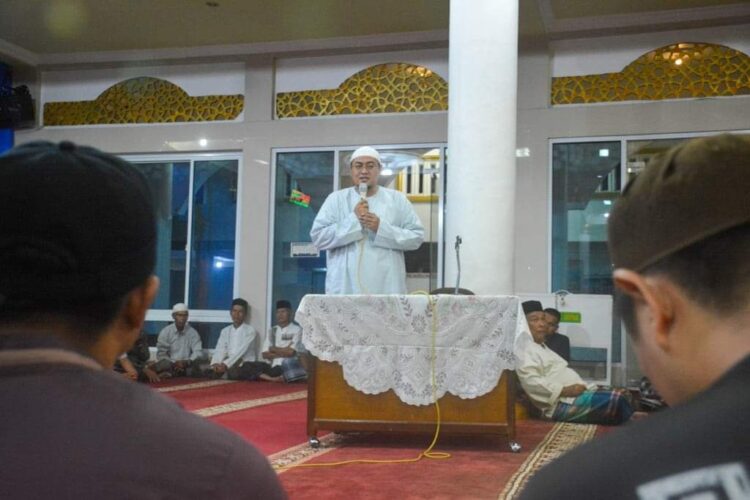 SAMBUTAN—Wabup Richi Aprian berikan sambutan usai shalat Subuh berjamaah di Masjid Raya Rambatan.