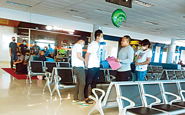 TANGKAP— Briptu Hasbudi saat ditangkap Ditkrimsus Polda Kaltara di Bandara Juwata, Tarakan pada Rabu (4/5) lalu tanpa perlawanan.