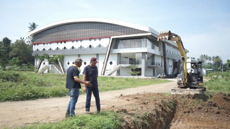 GORO— Wali Kota Payakumbuh Riza Falepi, saat ikut goro buat trek lari.