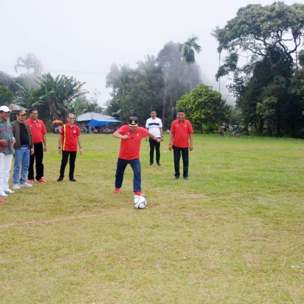 TENDANGAN PERDANA— Bupati AgamAndri Warman membuka secara resmi open turnamen sepak bola Tikam Tuo tahun 2022 di Jorong Lambeh, Nagari Ampek Koto Palembayan.