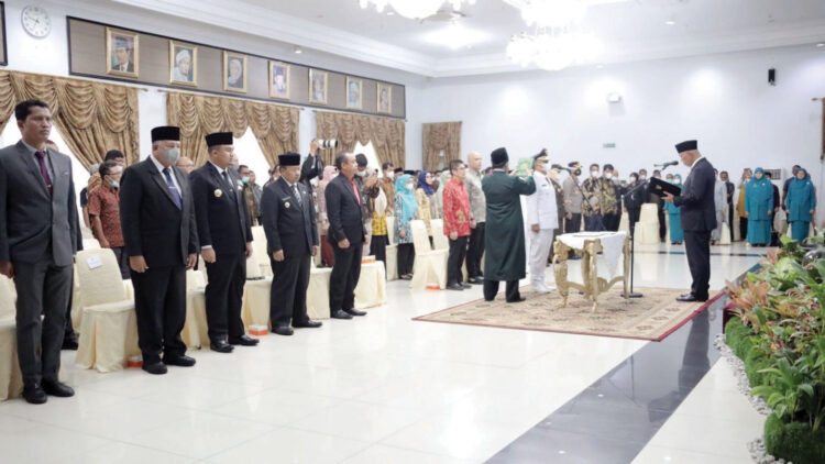 SERTIJAB— Bupati Agam Andri Warman menghadiri pelantikan dan sertijab Penjabat Bupati Kepulauan Mentawai Martinus Dahlan denganYudas Sabaggalet yang telah habis masa jabatanya.
