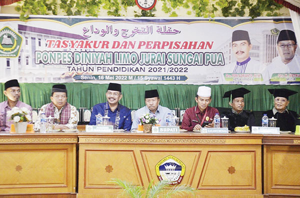 Bupati Agam Hadiri Tasyakur Ponpes Diniyah Limo Jurai 1 HADIRI--Bupati Agam Andri Warman hadiri tasyakur dan perpisahan alumni Ponpes Diniyah Limo Jurai Sungai Pua di Kantor Wali Nagari Sungai Pua.