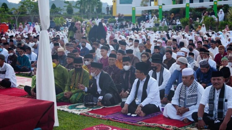 SHALAT IED— Bupati Safaruddin melaksanakan shalat Idul Fitri 1443 H  di halaman kantor bupati Limapuluh Kota.
