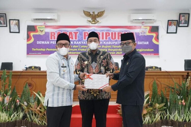 SERAHKAN NOTA JAWABAN— Bupati Tanahdatar  Eka Putra serahkan nota jawaban atas pandangan fraksi.