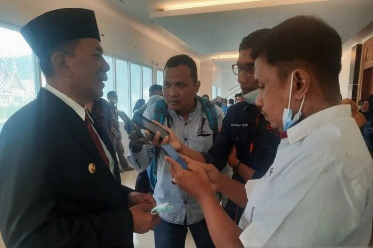 WAWANCARA— Bupati Kabupaten Pesisir Selatan, Rusma Yul Anwar saat diwawancarai wartawan.