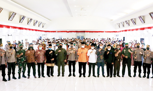 FOTO BERSAMA— Bupati Lima Puluh Kota Safaruddin Dt.Bandaro, Gubernur Sumbar, Kapolda Sumbar dan Forkopimda foto bersama dengan warga usai cabut bai'at.