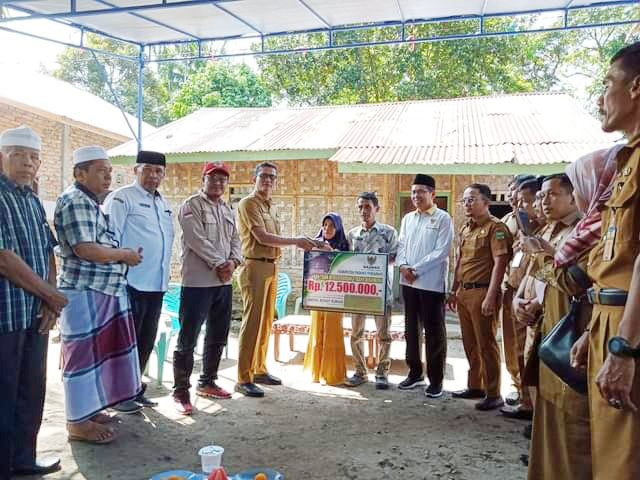 Bupati Padangpariaman Serahkan Bantuan Bedah Rumah 1 BANTUAN—Bupati Padangpariaman Suhatri Bur melalui Sekretaris Daerah Padangpariaman Rudy Repenaldi Rilis, serahkan bantuan bedah rumah di Korong Kampung Kandang Koto Gadis Nagari Sunua Kecamatan Nan Sabaris.