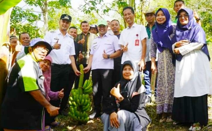 Bupati Sijunjung Benny Dwifa Yuswir foto bersama dengan tandan pisang barangan merah
