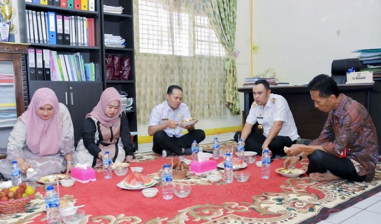 Bupati Sijunjung Benny Dwifa Yuswir makan bersama saat menghadiri halal bihlal di dinas Pertanian Sijunjung
