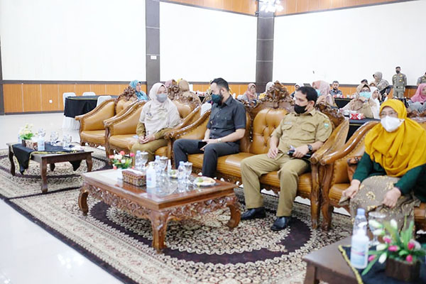 SOSIALISASI— Wako Padangpanjang Fadly Amran membuka kegiatan sosialisasi Bulan Imunisasi Anak Nasional (BIAN), di Auditorium Mifan Waterpark, Selasa (10/5).