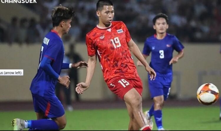 GELANDANG—Gelandang Thailand, Chayapipat Supunpasuch di SEA Games 2021.