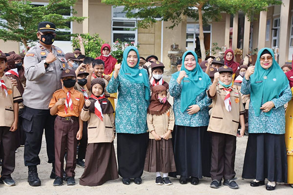 TP PKK Agam Sosialisasi PAAREDI ke Anak Didik, Cegah Pelecehan Seksual dan Pengaruh Narkoba 1 SOSIALISASI—PKK Pemkab Agam menggelar sosialisasi dan penyuluhan Pola Asuh Anak dan Remaja di Era Digital (PAAREDI), bagi anak didik SDN 63 Surabayo dan SMPN 3 Lubuk Basung.