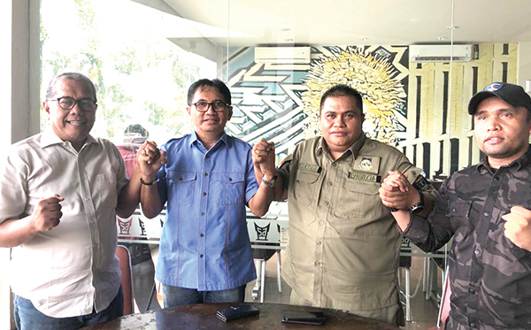 SALAM KOMPAK— Ketua DPC Gerindra Padang Verry Mulyadi, Sekretaris Mastilizal Aye, Bendahara Wahyu Hidayat dan Wakil Ketua 1 Eko Muhardi, memberi keterangan pers terkait pembentukan Pengurus Anak Cabang (PAC) Gerindra.